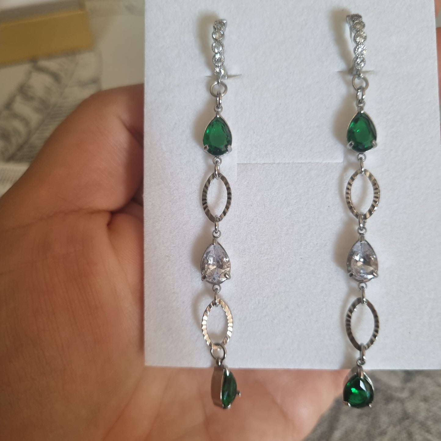 Orecchini pendenti verdi eleganti fatti a mano – Gioielli artigianali in cristallo e acciaio inox