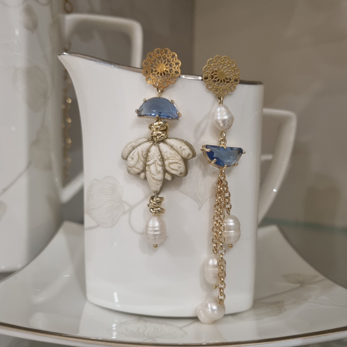 Orecchini Asimmetrici "Lotus Dream - Ceramica e Perle Naturali"