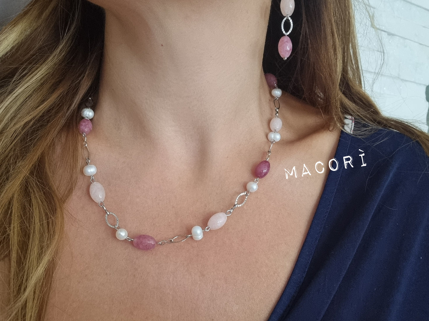 Parure Armonia Rosa - Collana, bracciale e orecchini in pietre dure e perle naturali"