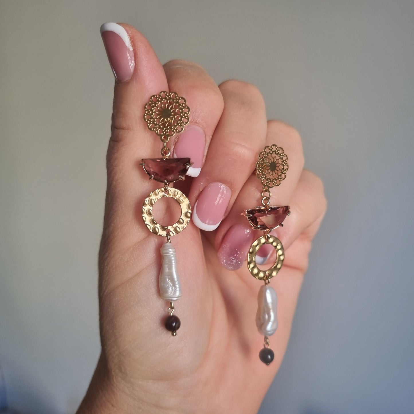 Orecchini “Golden Muse” con perle barocche e dettagli martellati – fatti a mano