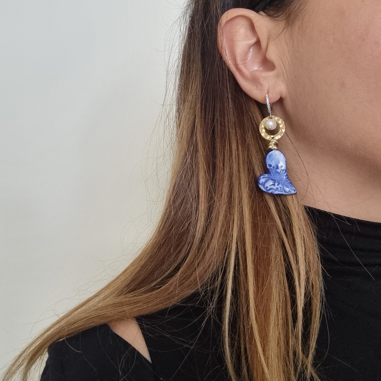 Orecchini Asimmetrici Cuore in ceramica Blu e Perle Naturali "Orecchini Cuore Ribelle"