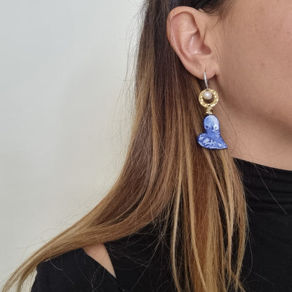 Orecchini Asimmetrici Cuore in ceramica Blu e Perle Naturali "Orecchini Cuore Ribelle"