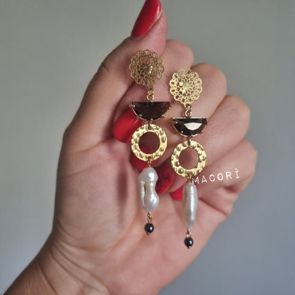 Orecchini “Golden Muse” con perle barocche e dettagli martellati – fatti a mano