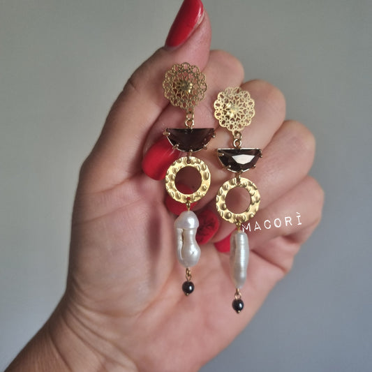 Orecchini “Golden Muse” con perle barocche e dettagli martellati – fatti a mano
