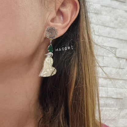 Orecchini artigianali con cuore, perle e cristallo verde – gioielli unici fatti a mano