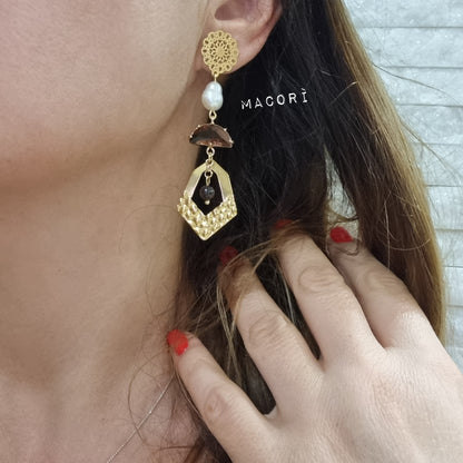 Orecchini Asimmetrici Pendente Artigianali con Perle e Pietre Dure – “Golden Soul”