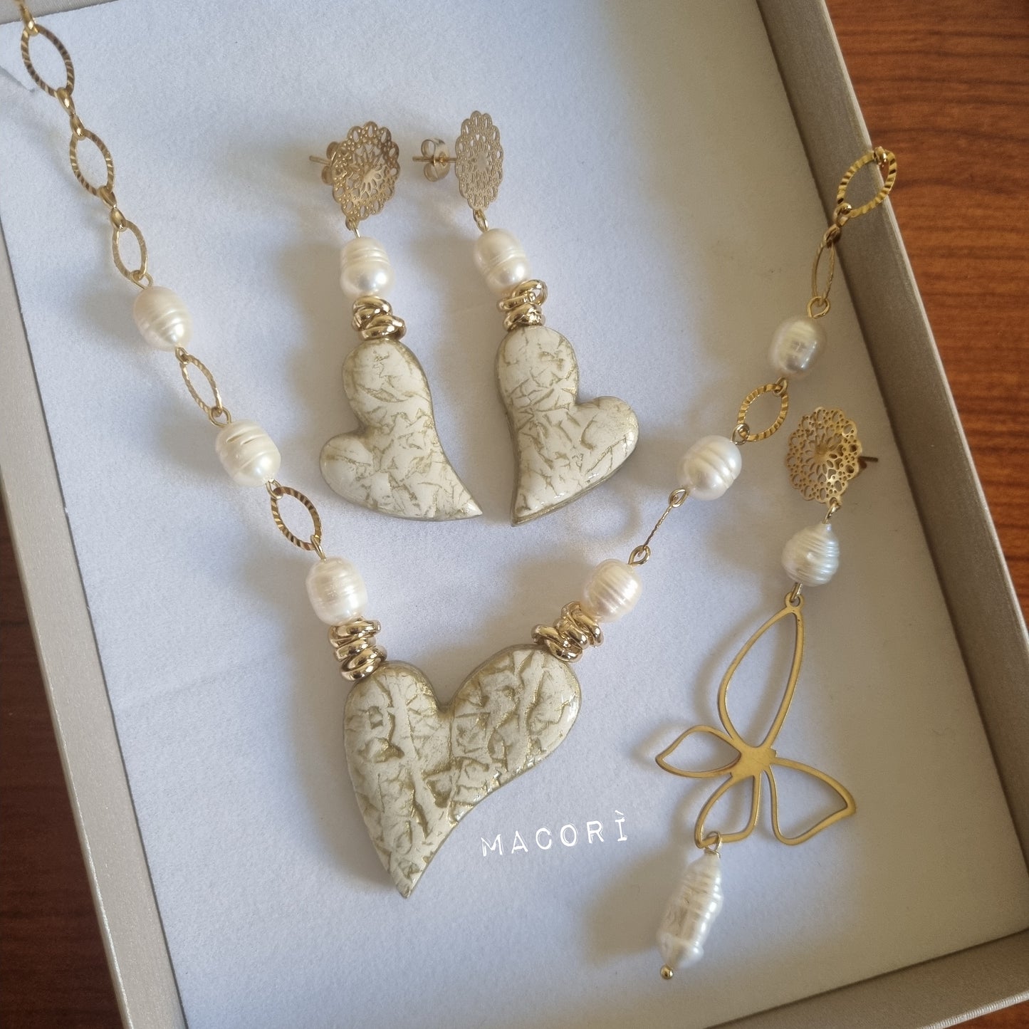 Orecchini Asimmetrici Cuori Preziosi - Cuore in Ceramica con sfumature oro e Farfalla con Perle