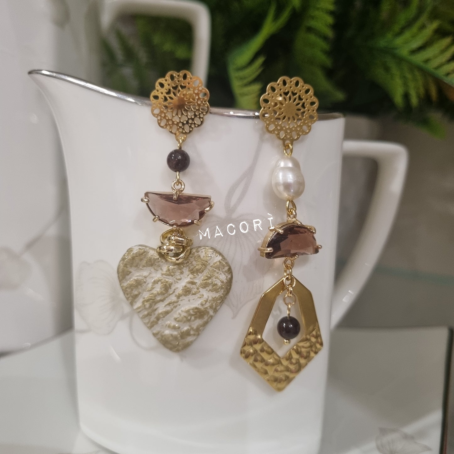 Orecchini Asimmetrici Pendente Artigianali con Perle e Pietre Dure – “Golden Soul”