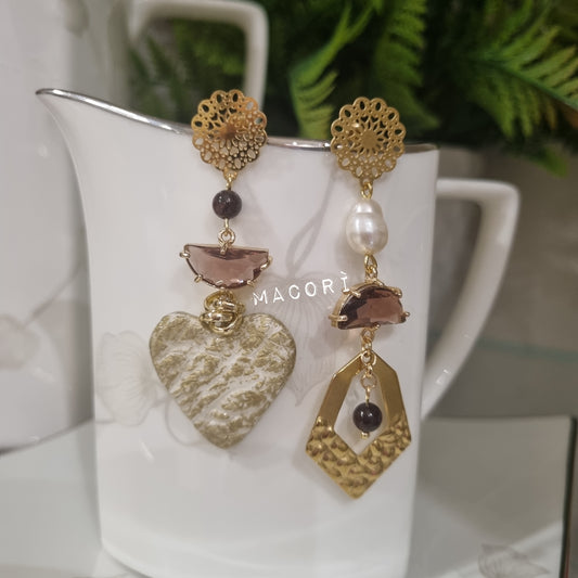 Orecchini Asimmetrici Pendente Artigianali con Perle e Pietre Dure – “Golden Soul”