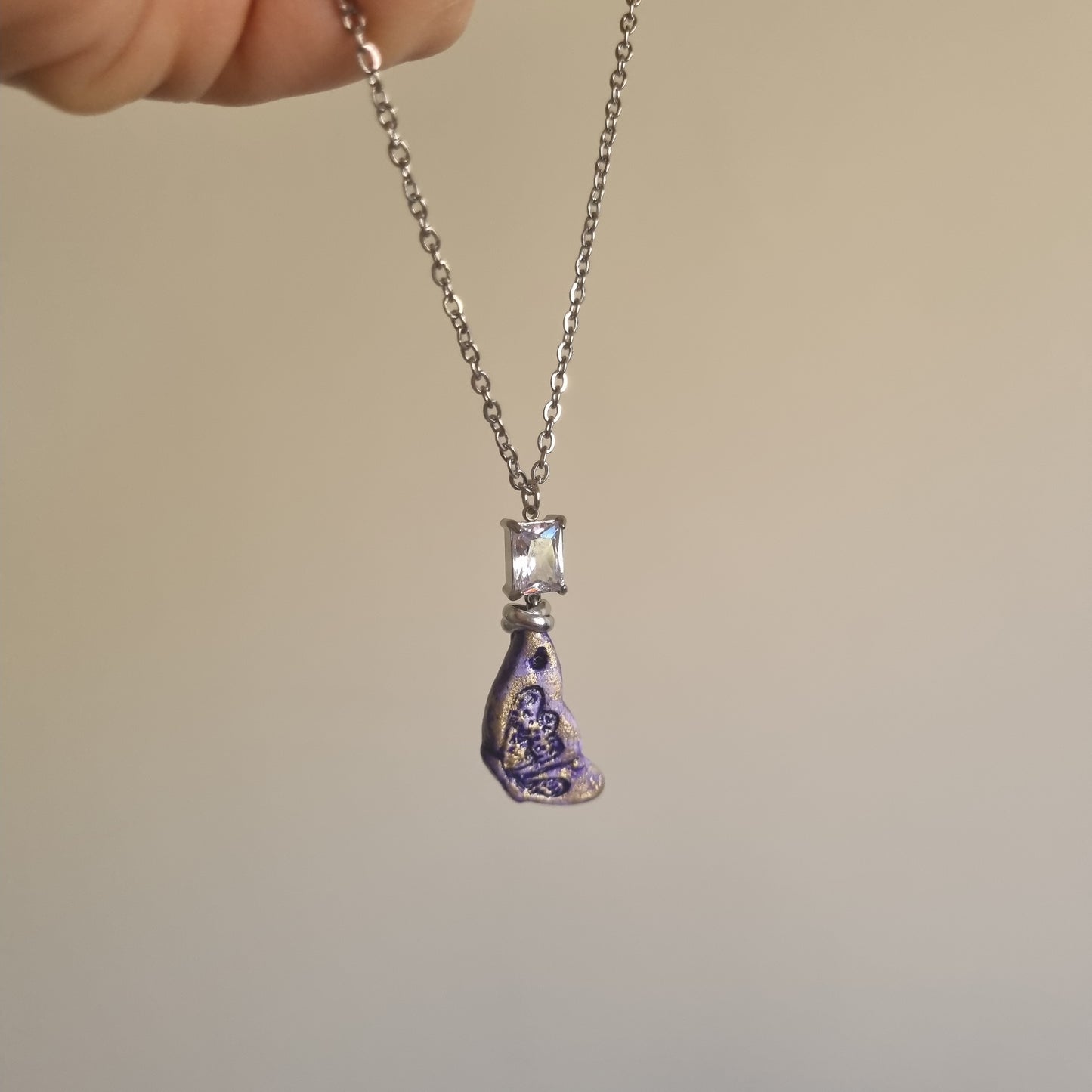 Collana “Luce Mistica” con frammento d’arte viola e cristallo