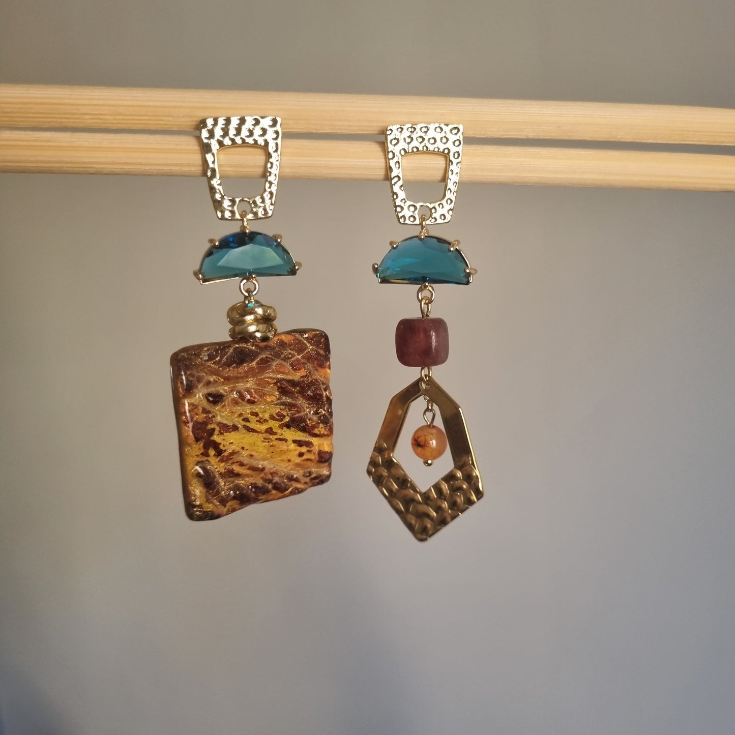 Orecchini Asimmetrici Ceramica Artistica Turchese e Perle - Gioielli Unici Fatti a Mano