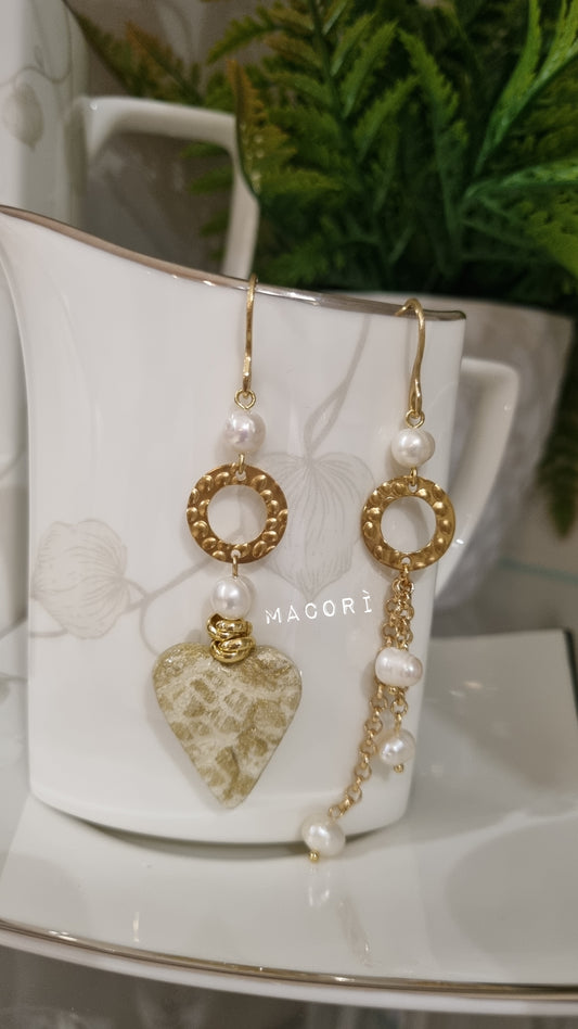 Orecchini artigianali Cuore d’Oro – Orecchini asimmetrici con perle e cuore dorato fatti a mano in Italia