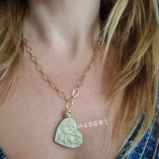 Collana artigianale con ciondolo cuore dorato – Gioiello fatto a mano elegante