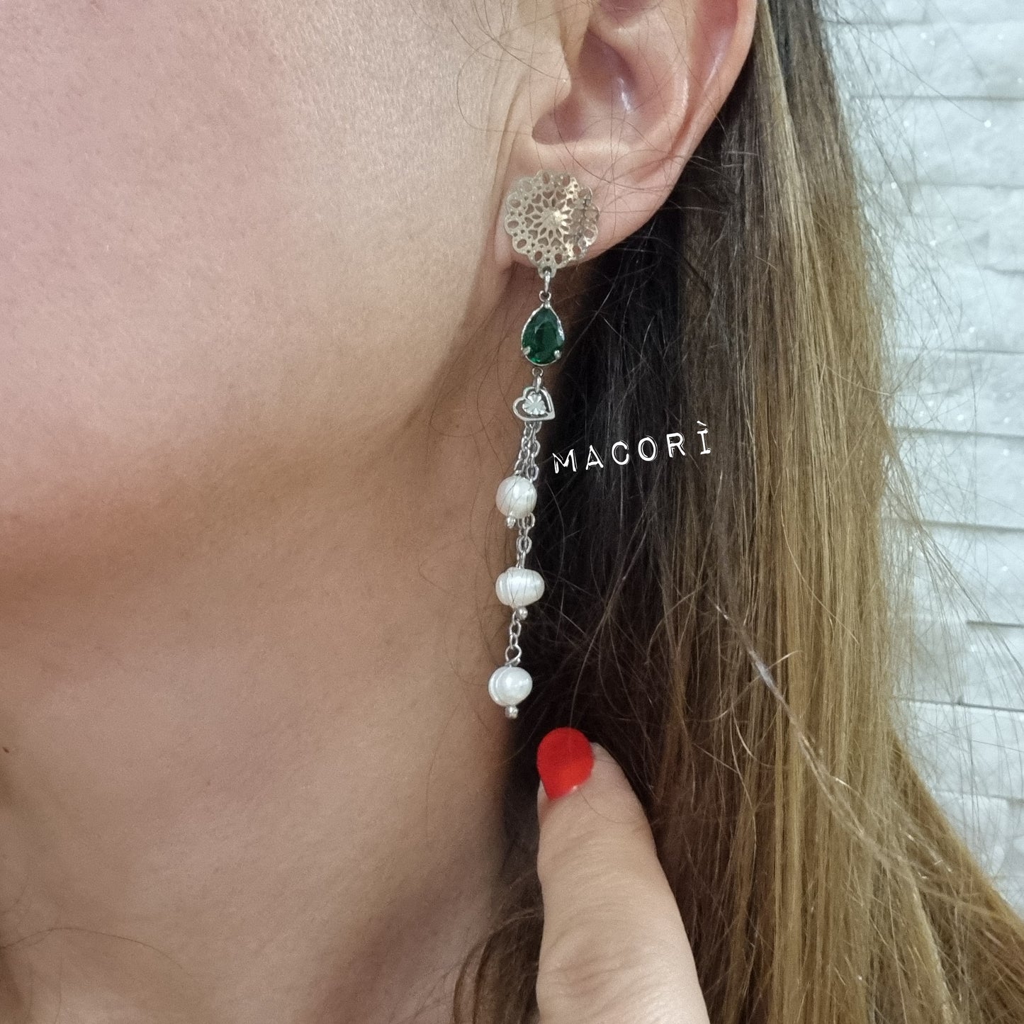 Orecchini artigianali con cuore, perle e cristallo verde – gioielli unici fatti a mano