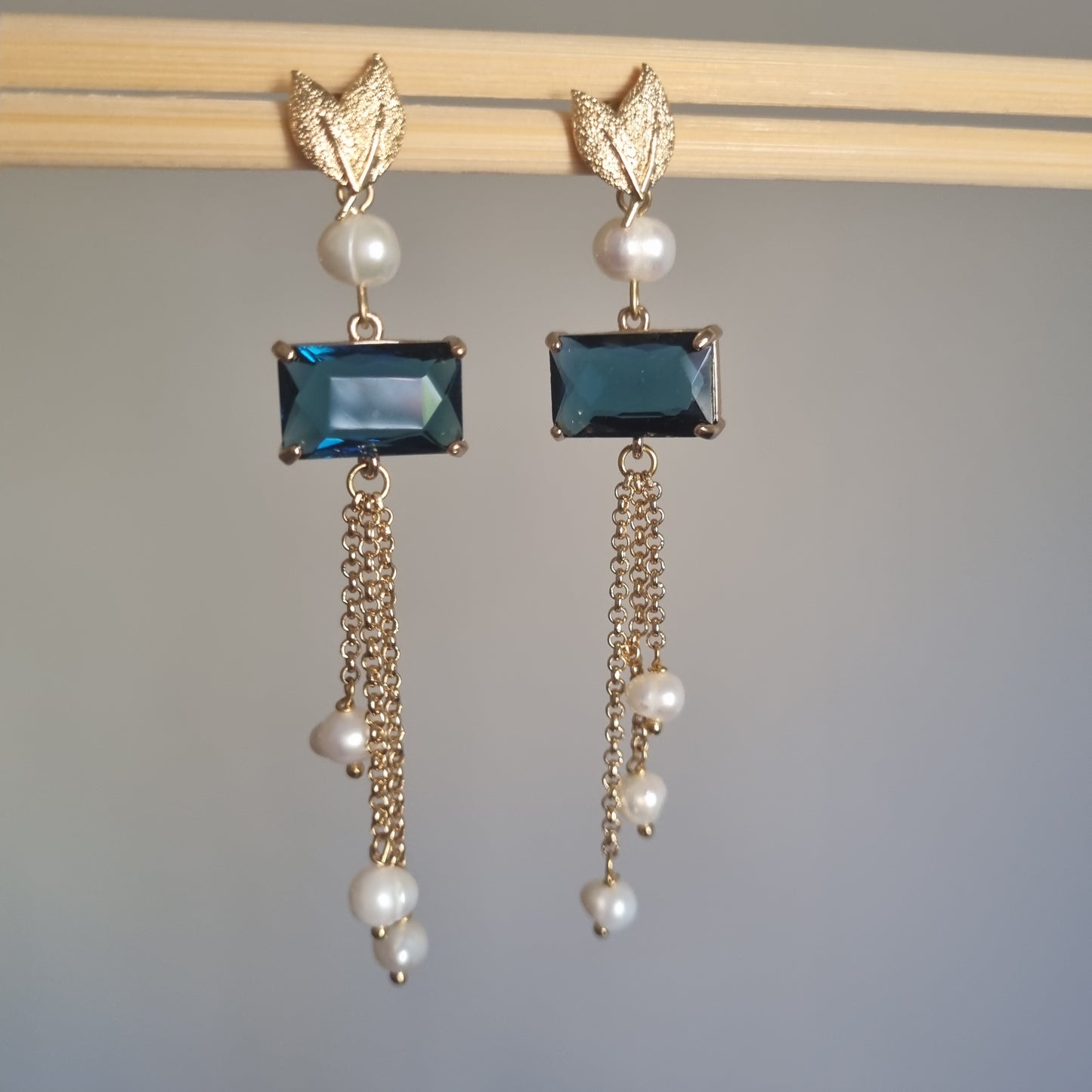 Orecchini Pendenti Foglia con Cristallo Blu e Perle Naturali
