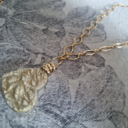 Collana artigianale con ciondolo cuore dorato – Gioiello fatto a mano elegante