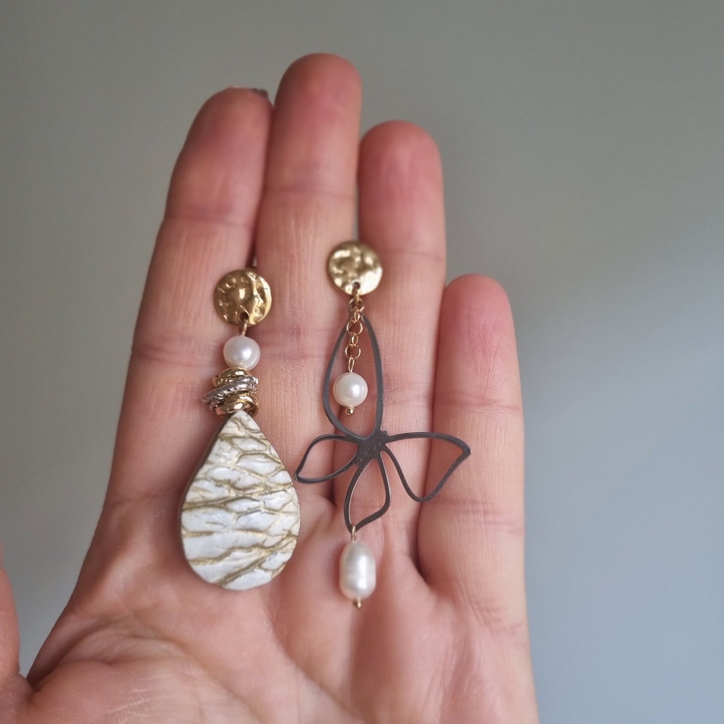 Orecchini Asimmetrici Goccia di rugiada e farfalla - Perle Naturali