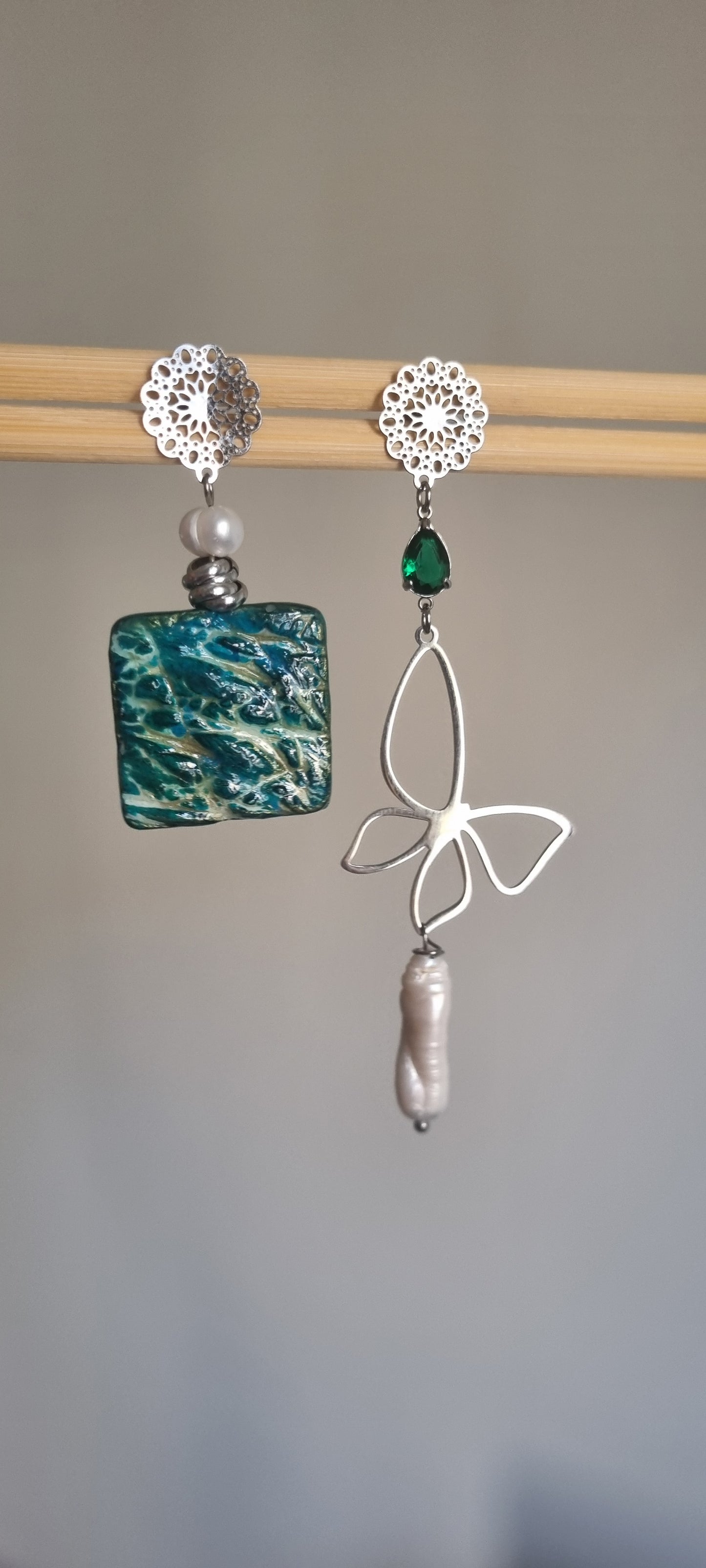 Orecchini Asimmetrici Oceano Ceramica Artistica e Perle Barocche - Farfalla e cristallo color smeraldo