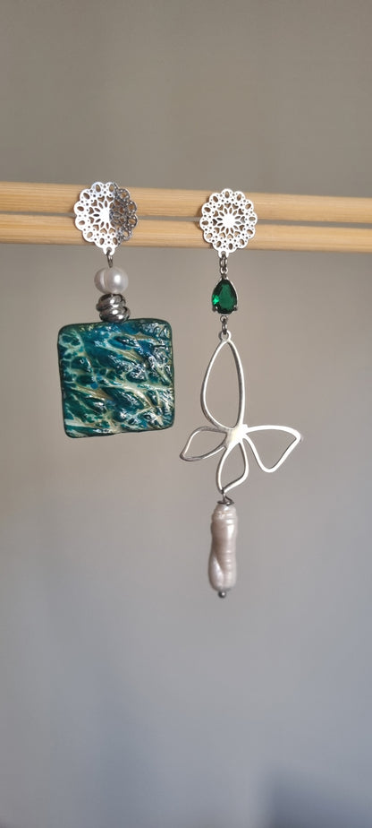 Orecchini Asimmetrici Oceano Ceramica Artistica e Perle Barocche - Farfalla e cristallo color smeraldo
