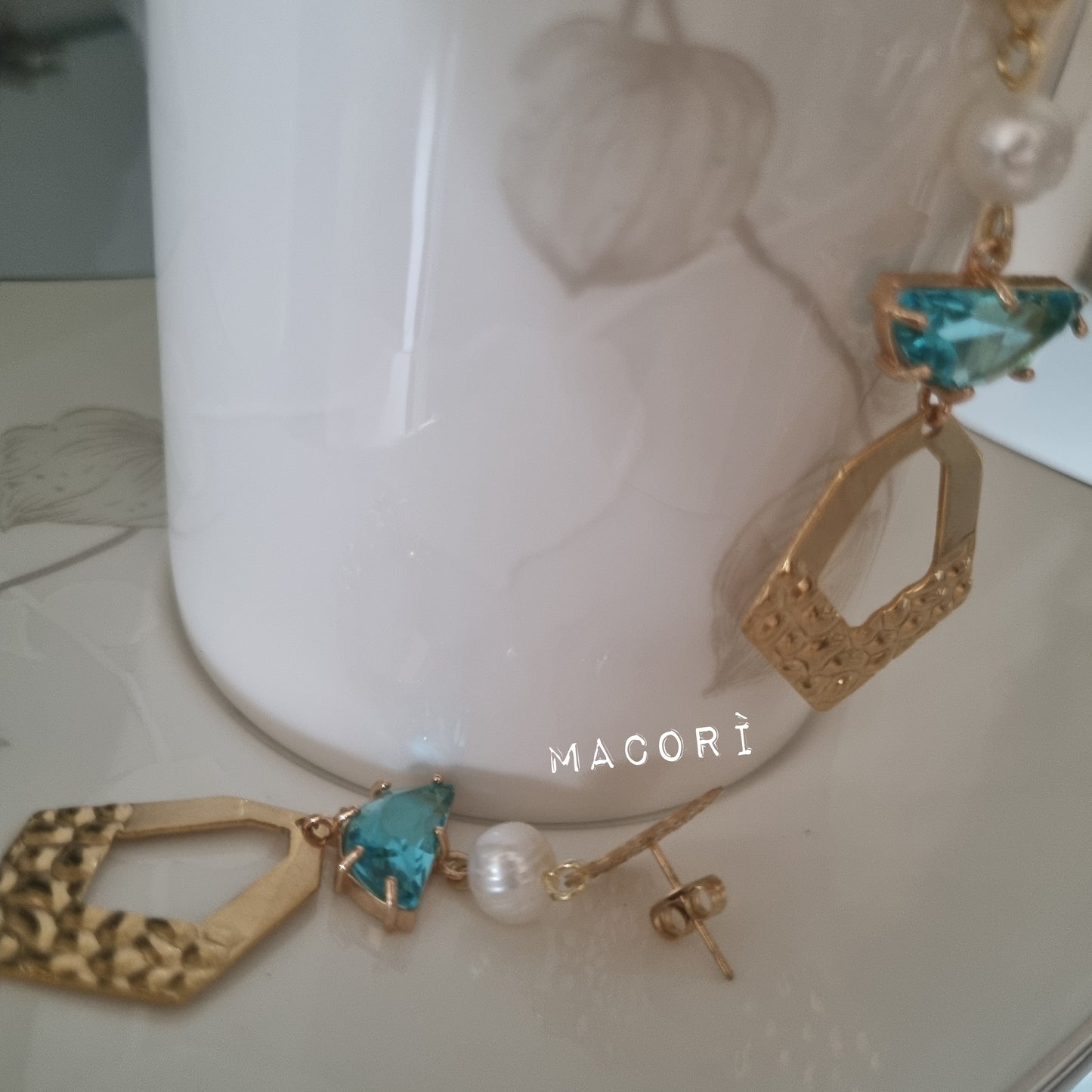 Orecchini pendenti artigianali con cristalli colorati e perla naturale – Eleganti e fatti a mano