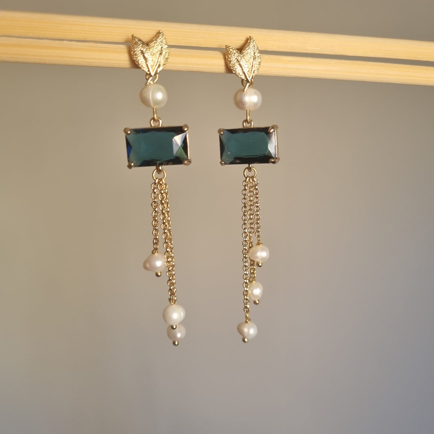 Orecchini Pendenti Foglia con Cristallo Blu e Perle Naturali