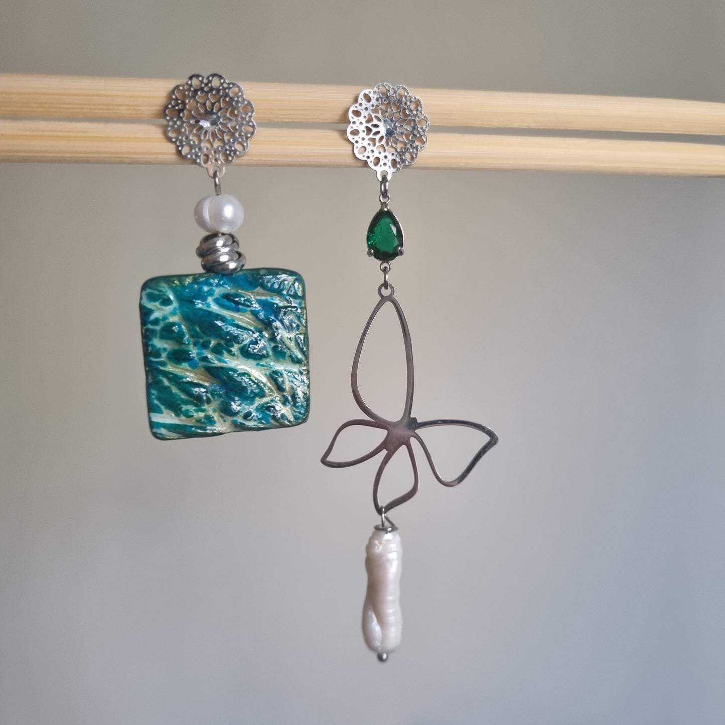 Orecchini Asimmetrici Oceano Ceramica Artistica e Perle Barocche - Farfalla e cristallo color smeraldo