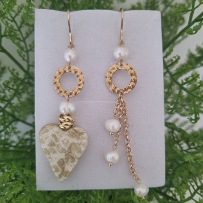 Orecchini artigianali Cuore d’Oro – Orecchini asimmetrici con perle e cuore dorato fatti a mano in Italia
