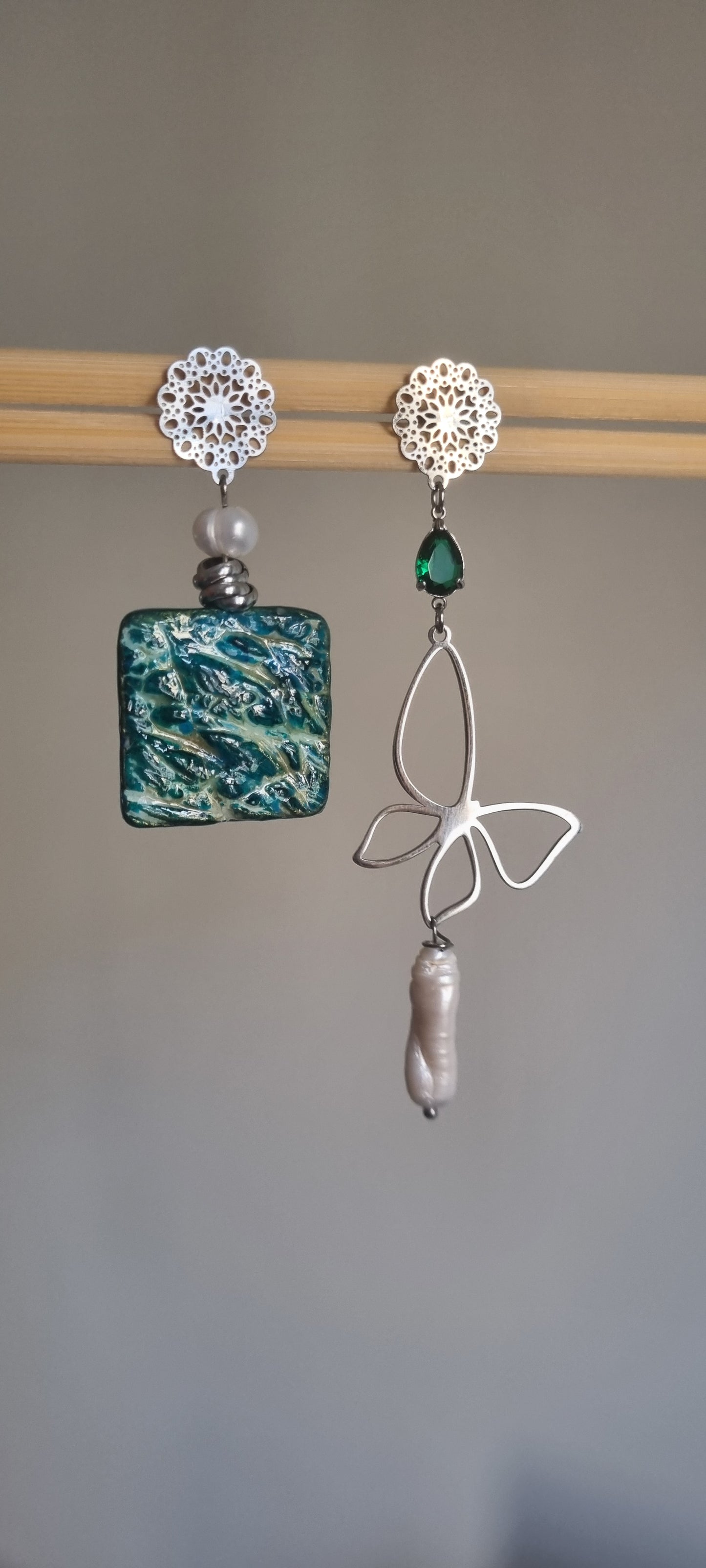 Orecchini Asimmetrici Oceano Ceramica Artistica e Perle Barocche - Farfalla e cristallo color smeraldo