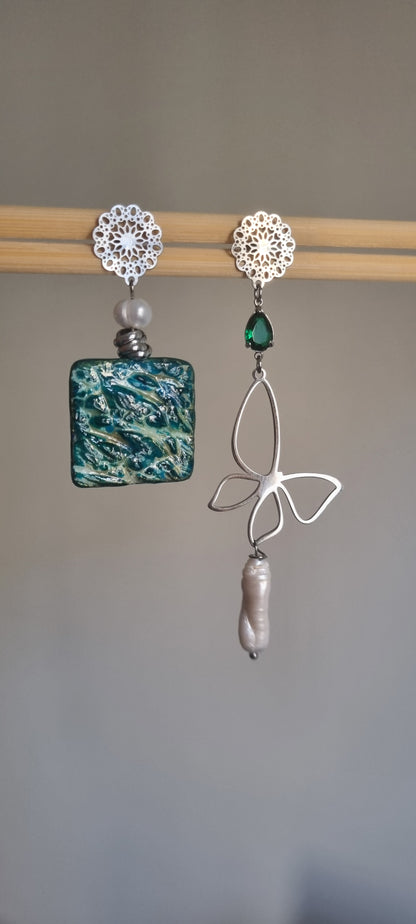 Orecchini Asimmetrici Oceano Ceramica Artistica e Perle Barocche - Farfalla e cristallo color smeraldo