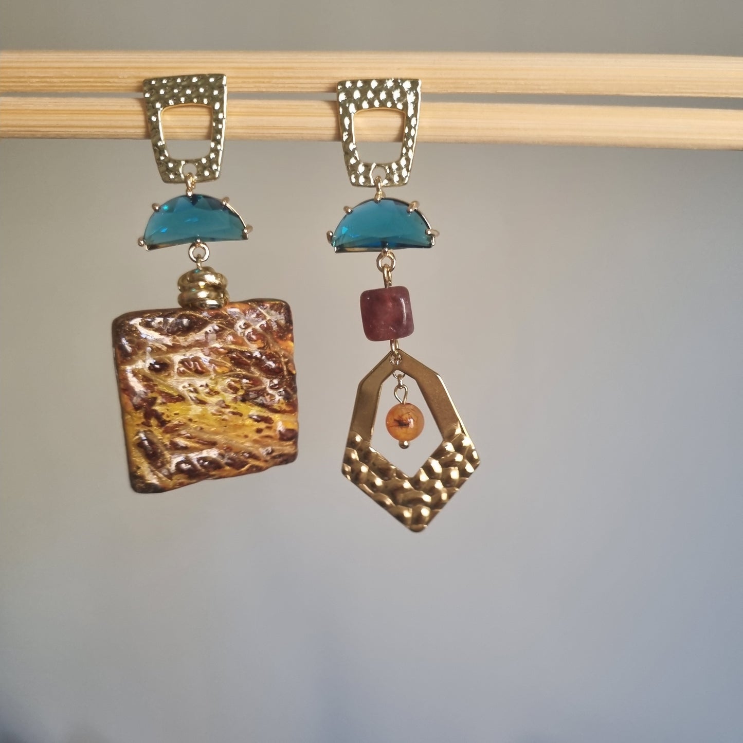 Orecchini Asimmetrici Ceramica Artistica Turchese e Perle - Gioielli Unici Fatti a Mano