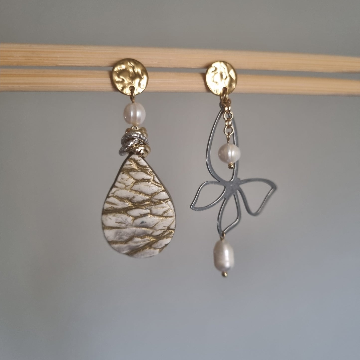 Orecchini Asimmetrici Goccia di rugiada e farfalla - Perle Naturali