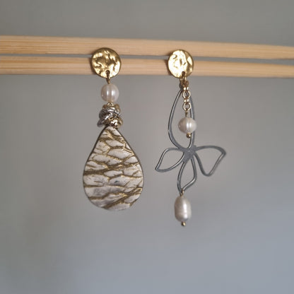 Orecchini Asimmetrici Goccia di rugiada e farfalla - Perle Naturali