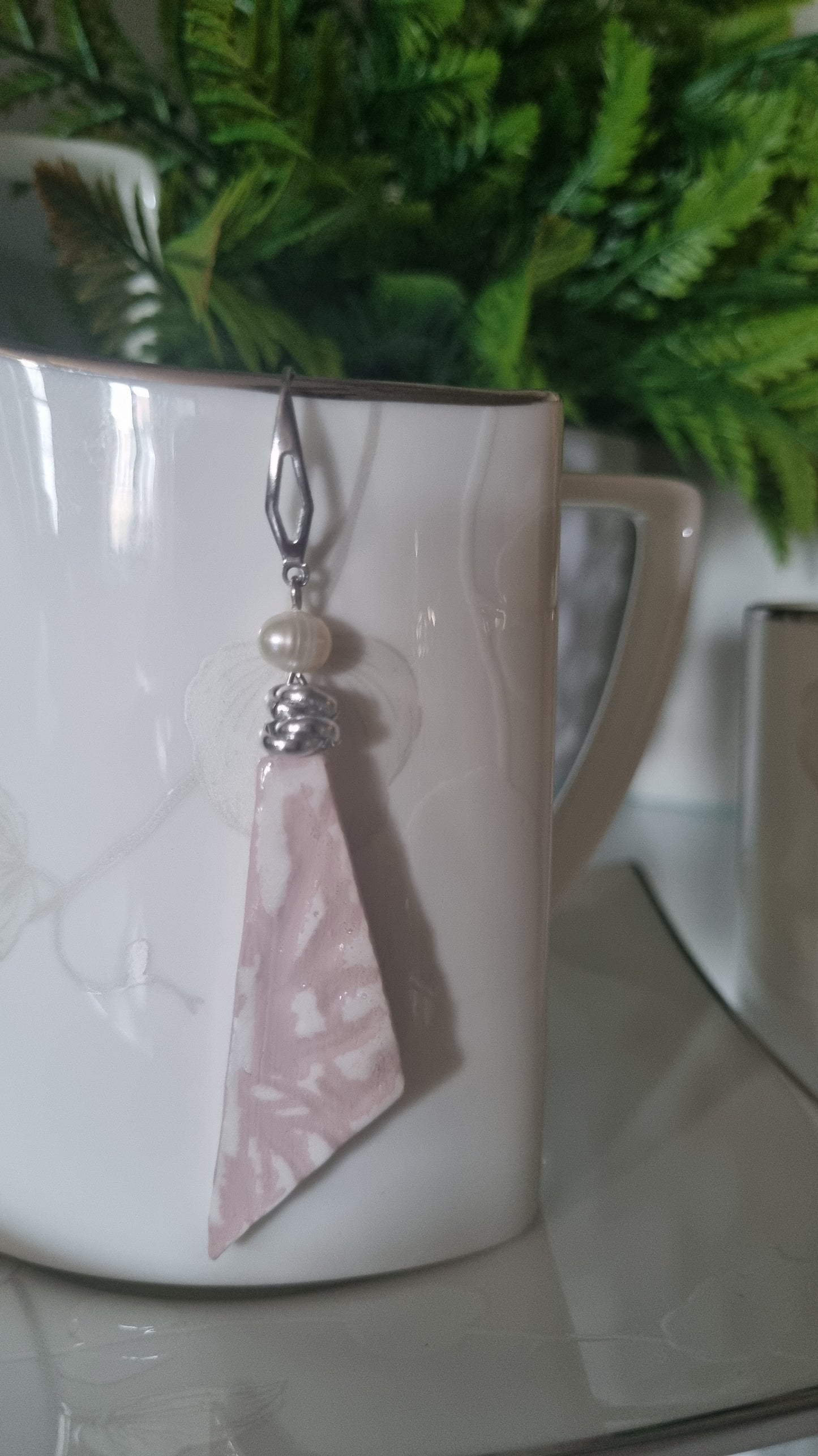 Orecchini asimmetrici triangolo rosa