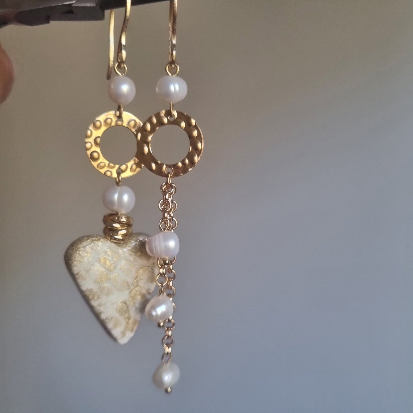 Orecchini artigianali Cuore d’Oro – Orecchini asimmetrici con perle e cuore dorato fatti a mano in Italia