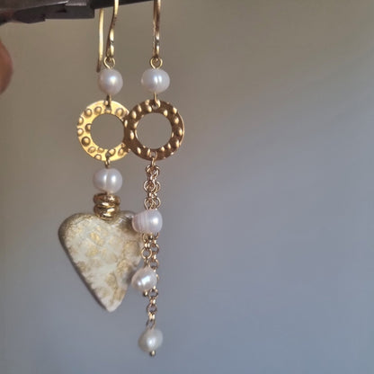 Orecchini artigianali Cuore d’Oro – Orecchini asimmetrici con perle e cuore dorato fatti a mano in Italia