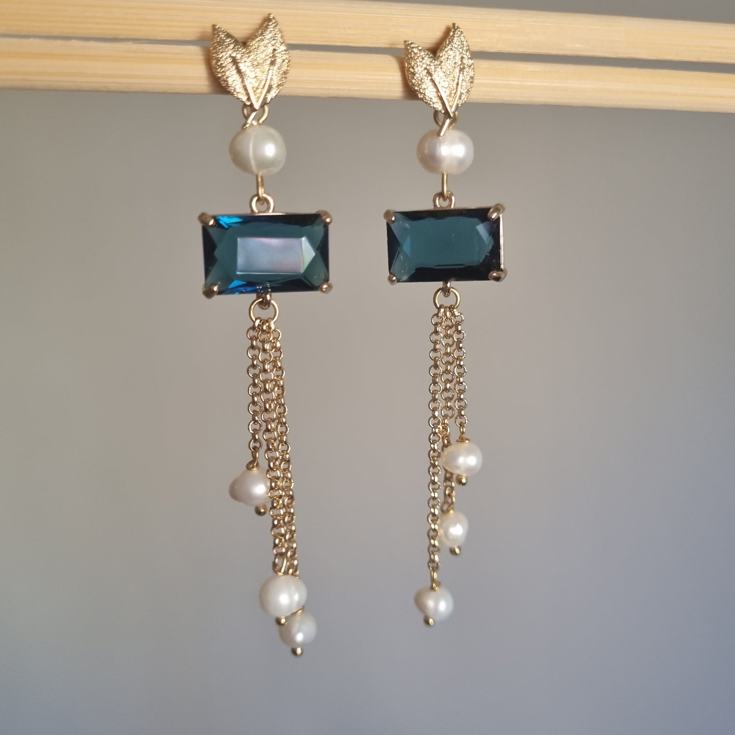 Orecchini Pendenti Foglia con Cristallo Blu e Perle Naturali