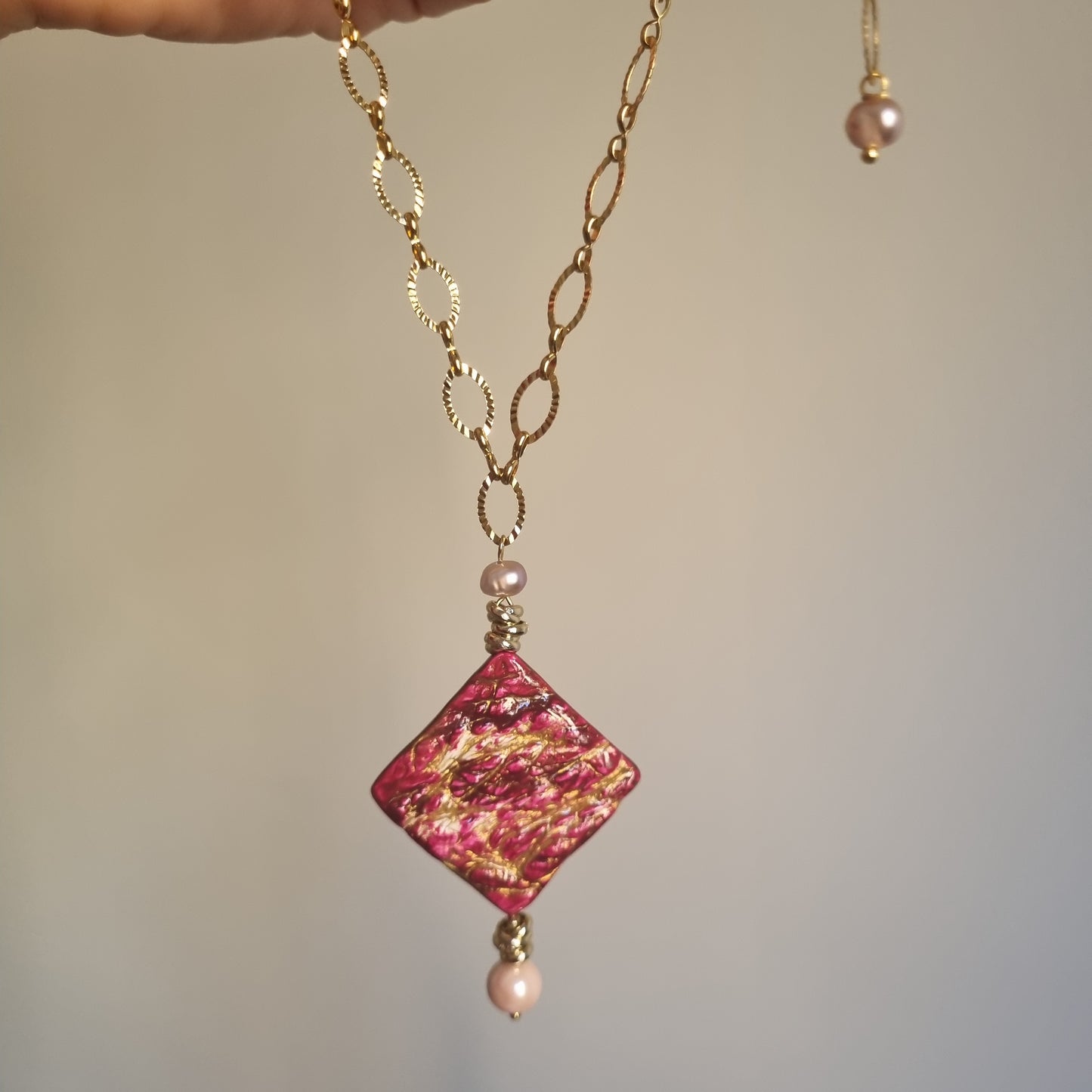 Collana Lunga Artistica con Perle Naturali e ciondolo in Ceramica