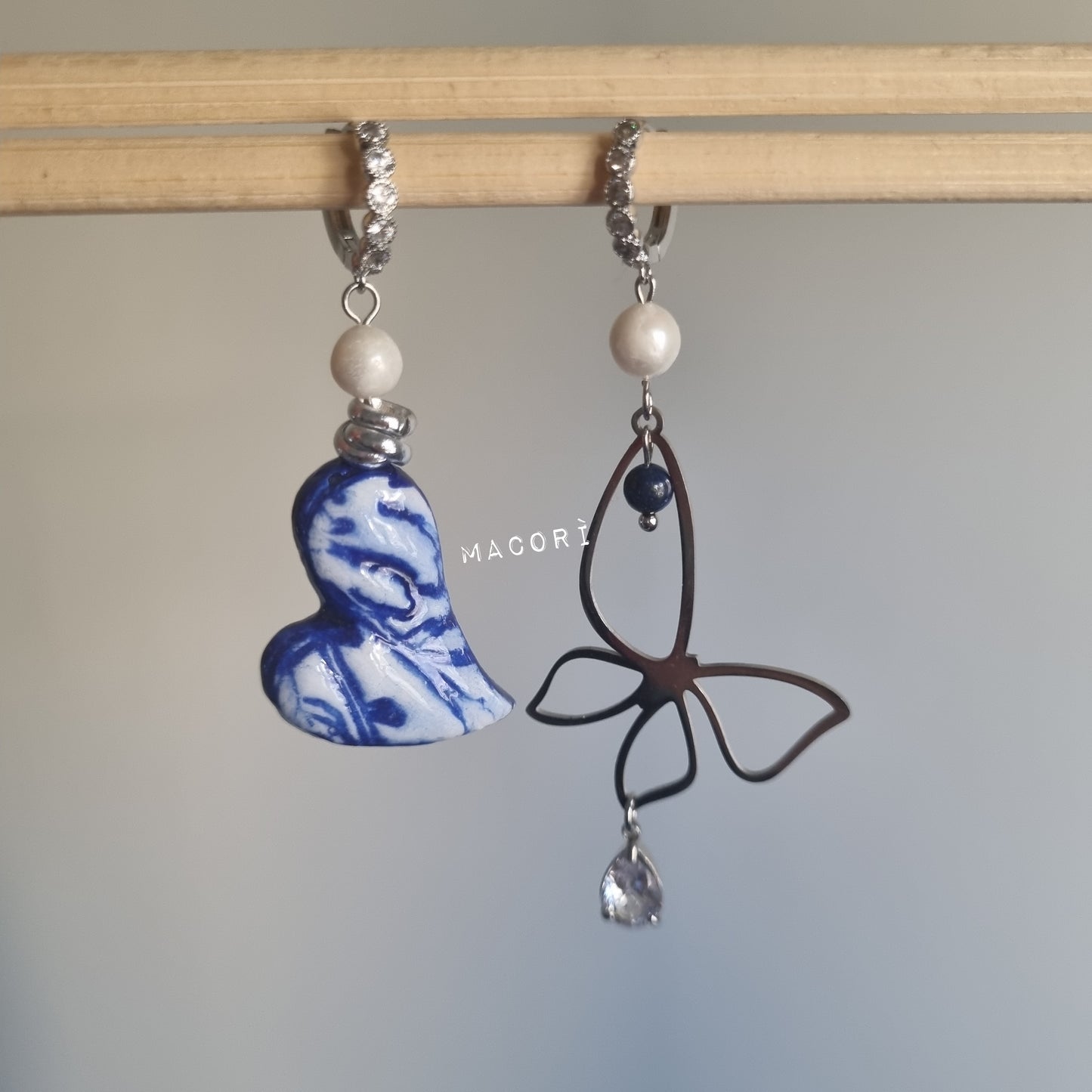 Orecchini Asimmetrici Cuore Ceramica Blu e Farfalla - Pendenti Artigianali "Collezione Cuori Preziosi"