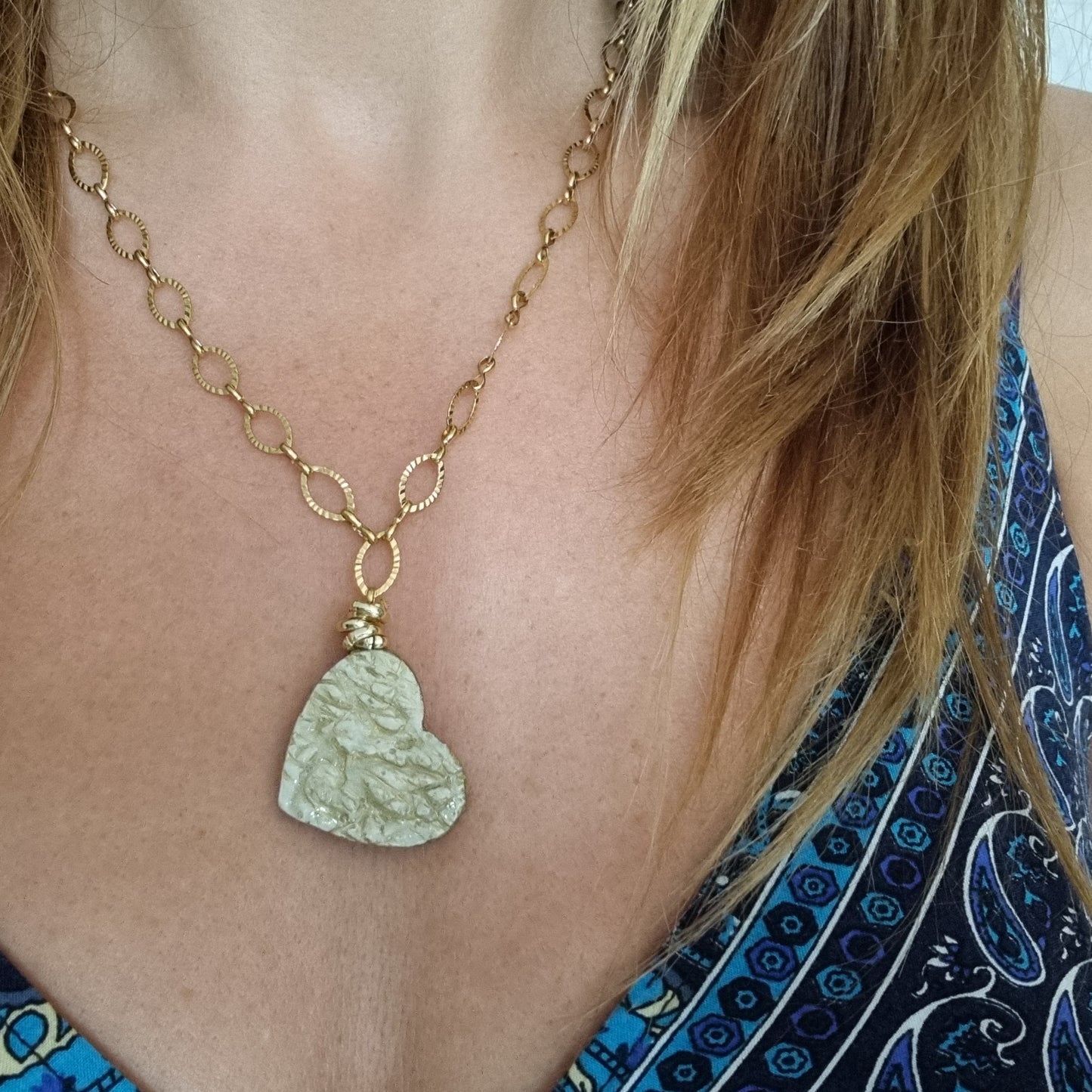 Collana artigianale con ciondolo cuore dorato – Gioiello fatto a mano elegante