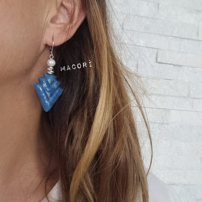 Orecchini Artigianali Asimmetrici con Pietre Naturali Blu e Perla "Blue Harmony" – Gioielli Unici Fatti a Mano