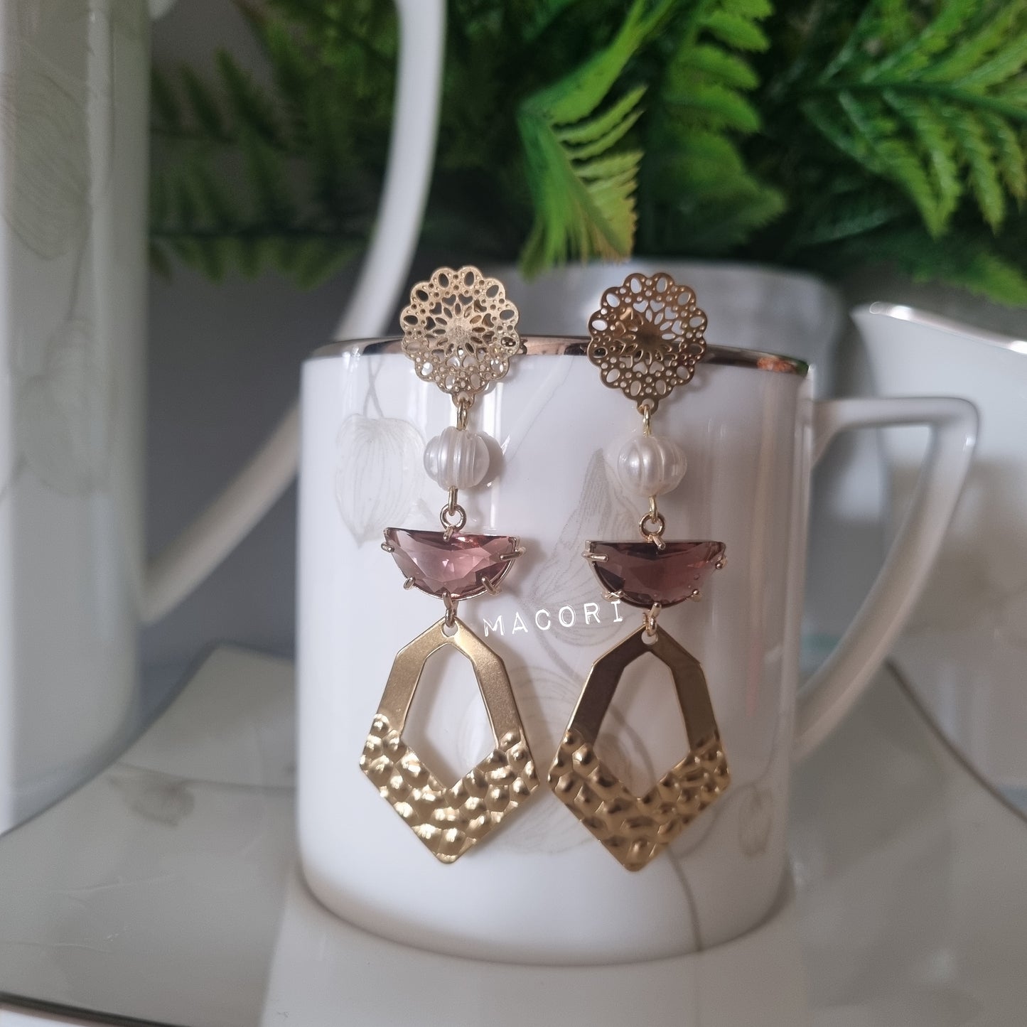 Orecchini pendenti artigianali con cristalli colorati e perla naturale – Eleganti e fatti a mano