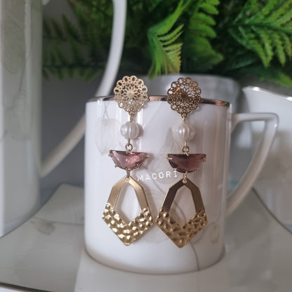 Orecchini pendenti artigianali con cristalli colorati e perla naturale – Eleganti e fatti a mano