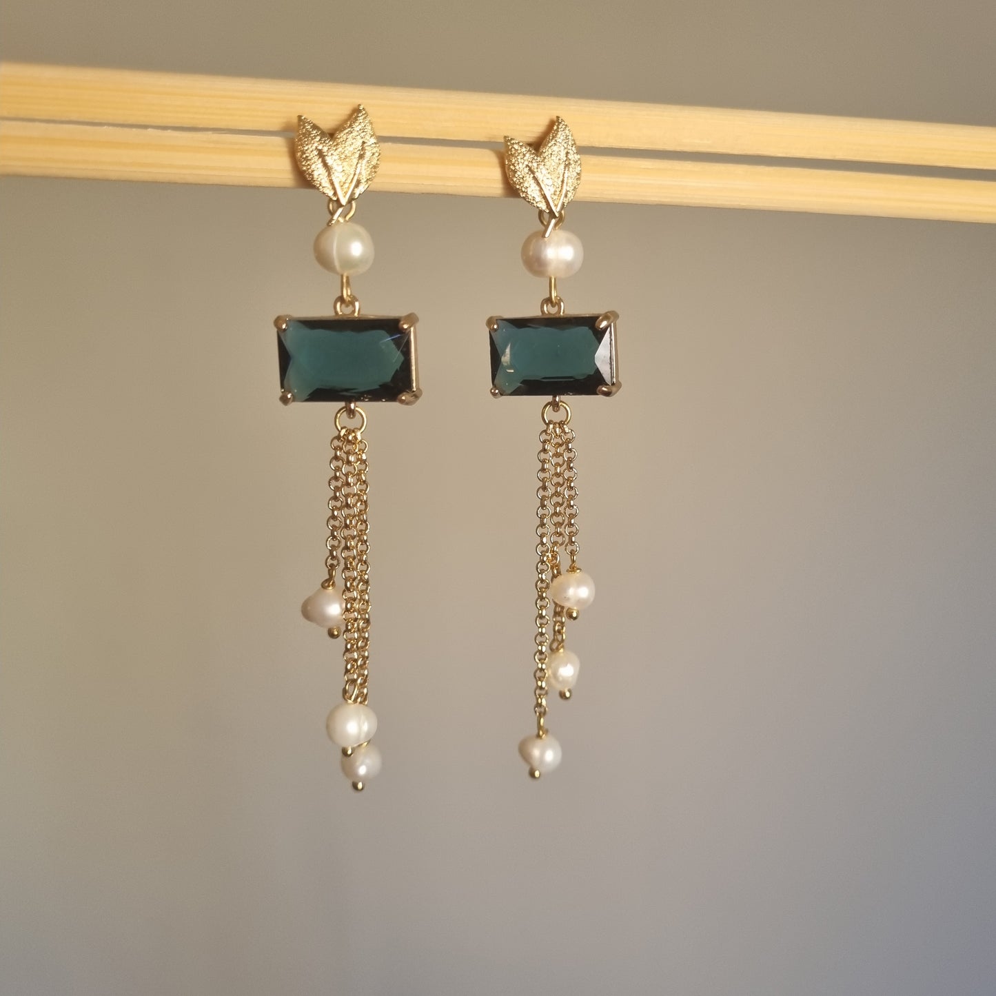 Orecchini Pendenti Foglia con Cristallo Blu e Perle Naturali