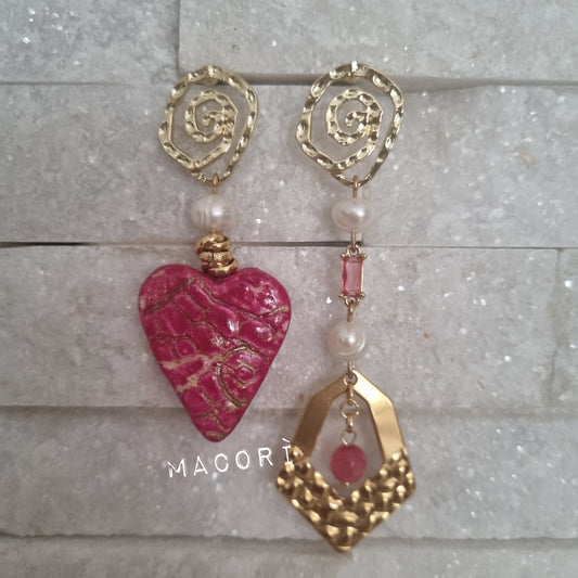 Orecchini Artigianali Unici con Cuore Fucsia e Perle Bianche