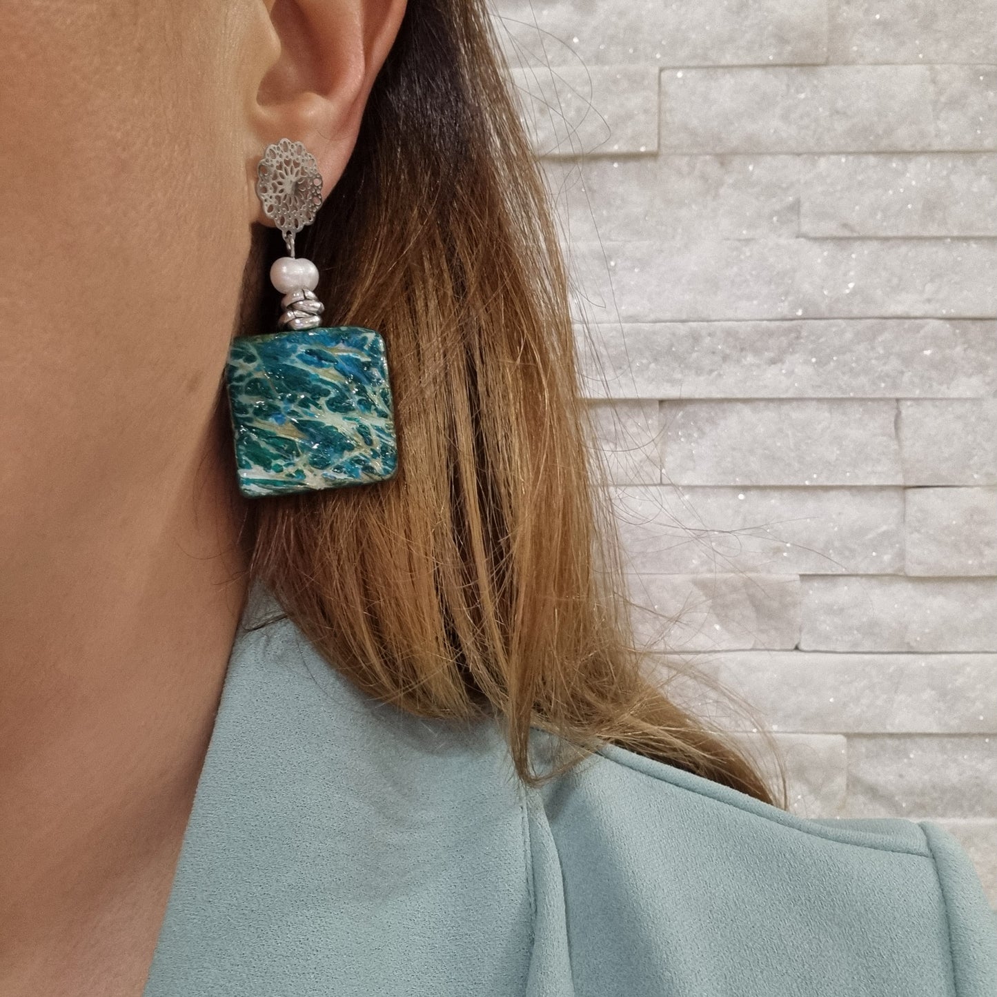 Orecchini Asimmetrici con Ceramica Turchese, Perle e Cristalli - Mare e Cielo