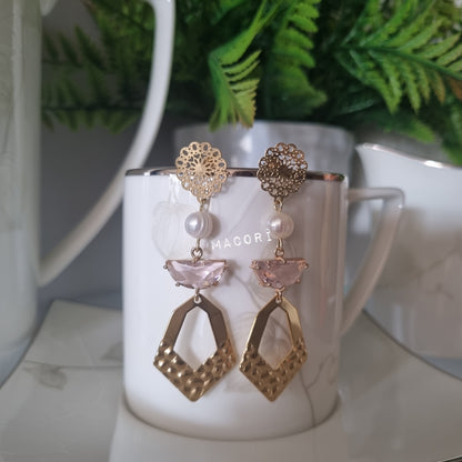 Orecchini pendenti artigianali con cristalli colorati e perla naturale – Eleganti e fatti a mano