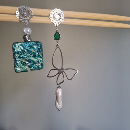 Orecchini Asimmetrici Oceano Ceramica Artistica e Perle Barocche - Farfalla e cristallo color smeraldo
