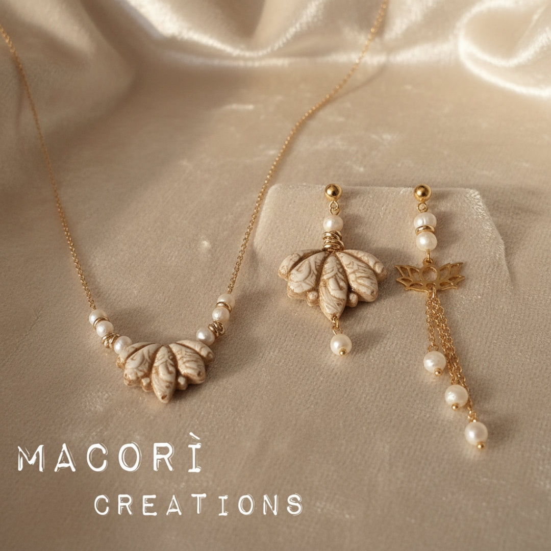 Parure Lotus Elegance - Set Collana e Orecchini con Perle e Ceramica