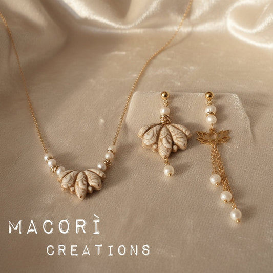 Parure Lotus Elegance - Set Collana e Orecchini con Perle e Ceramica