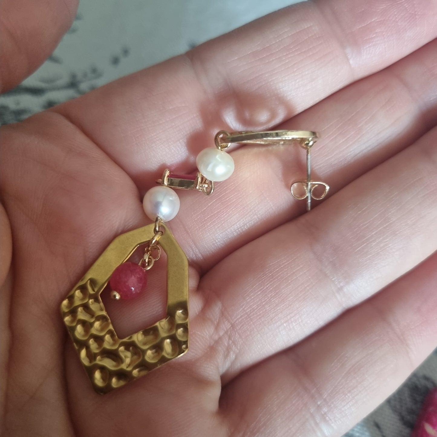 Orecchini Artigianali Unici con Cuore Fucsia e Perle Bianche